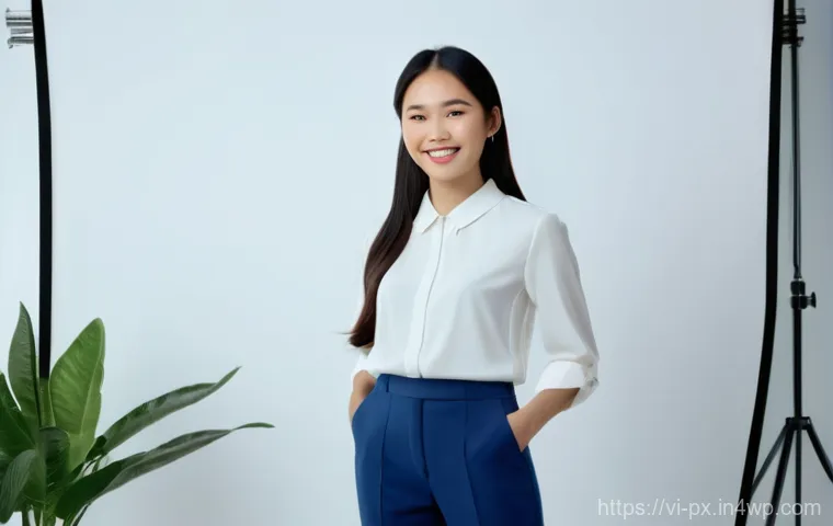 집단지성과 네트워크 효과 - A bustling and charming street-side café in Ho Chi Minh City, Vietnam, during a sunny afternoon. The...